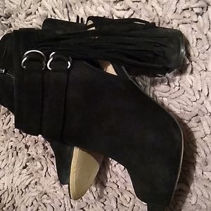 VINCE CAMUTO fringed block heel